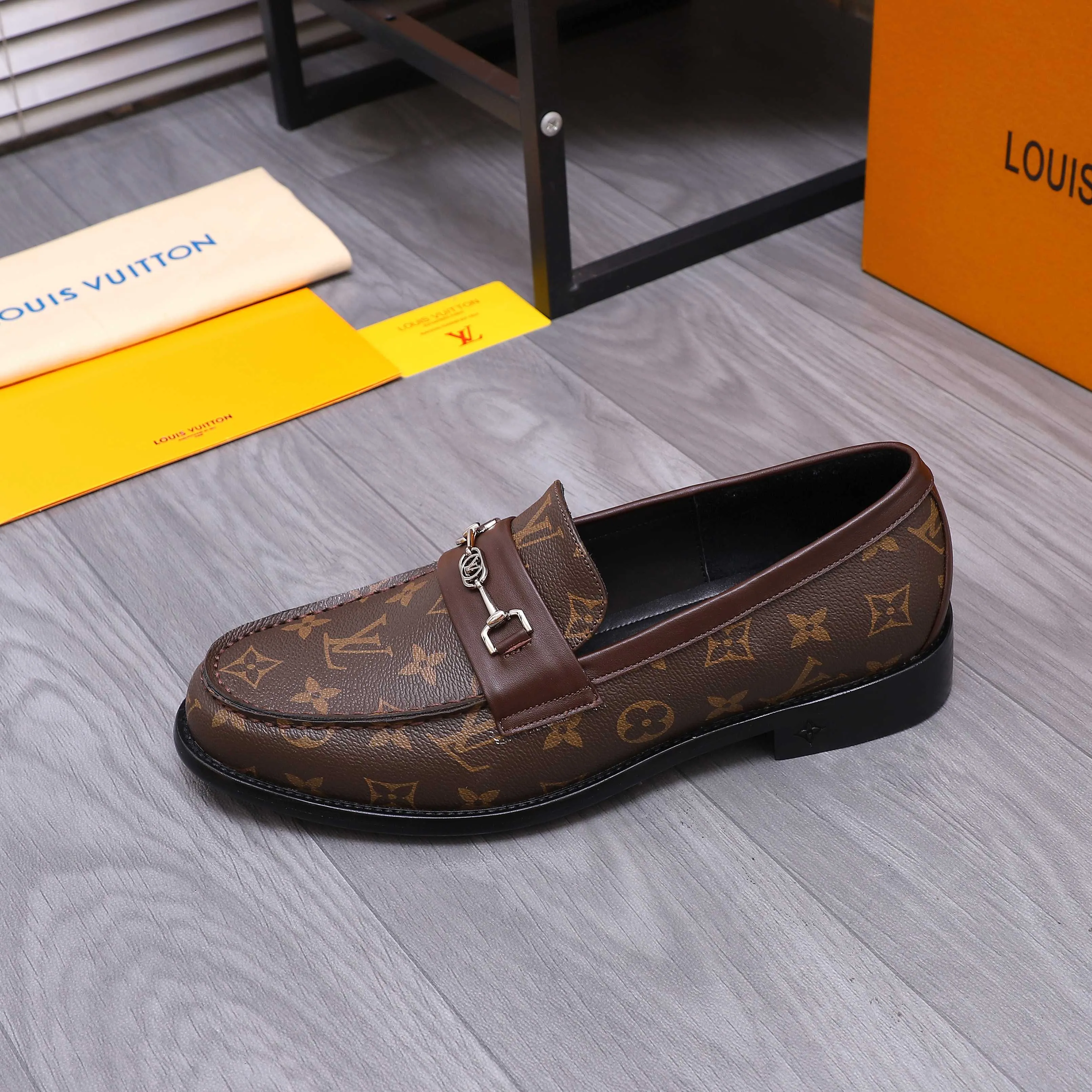 Men's shoes 💰660 Product trademark: LV [Louis Vuitton] business casual slip-on leather shoes, regular size. Size: 39-44 (38.45 custom-made, non-returnable) Product materials: Selected classic printed upper, cowhide lining, original outsole